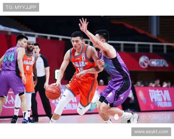 库里举球过人误伤克里斯蒂首节吃到第二次个人犯规引发比赛讨论