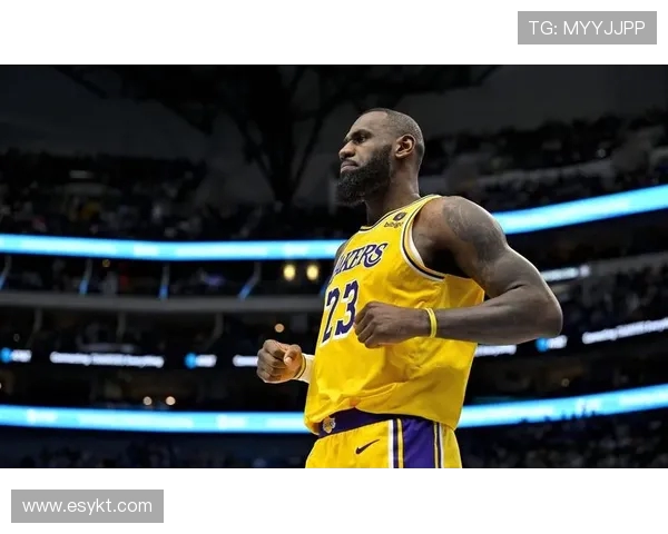 詹姆斯领衔出战湖人赛前集结亮相新赛程即将打响全力备战冲击胜利 詹姆斯领衔出战湖人赛前集结亮相新赛程即将打响全力备战冲击胜利